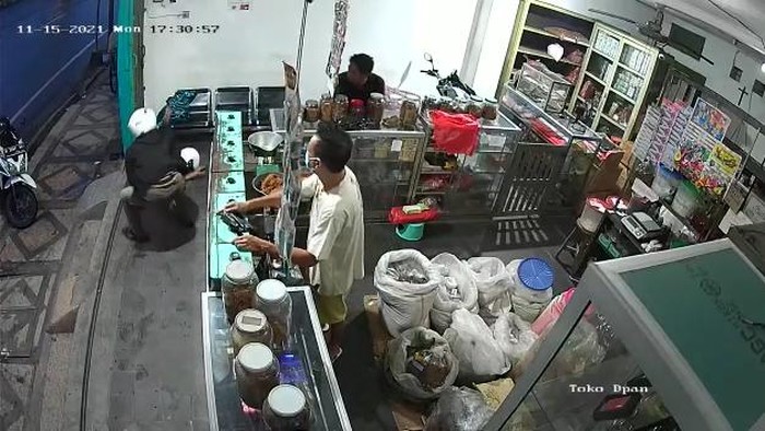 Aksi penusukan brutal di sebuah toko tembakau terekam CCTV. Video penusukan yang diduga kuat di Kota Pasuruan itu beredar luas di media sosial.