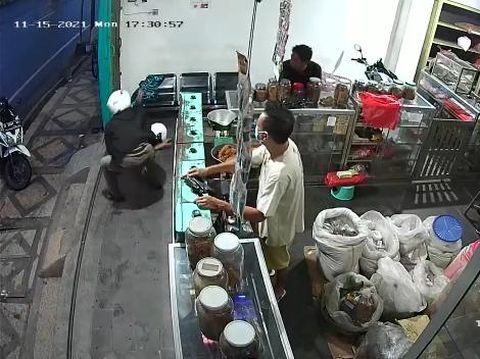 Aksi penusukan brutal di sebuah toko tembakau terekam CCTV. Video penusukan yang diduga kuat di Kota Pasuruan itu beredar luas di media sosial.