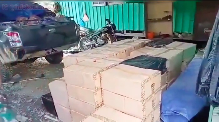 Penyelundupan 2.760 botol miras berbagai jenis digagalkan di Kabupaten Yalimo, Papua. Dua oknum polisi terlibat dalam kasus tersebut. (IG @infokomando.official)