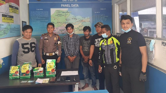 Petugas Direktorat Lalu Lintas Polda Jambi menggagalkan upaya pengiriman narkoba jenis sabu sebanyak 4 Kg. Sabu yang dibawa dari Riau itu diduga akan diedarkan di Jambi.