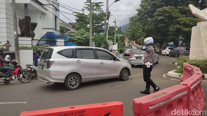 Polisi lakukan pengaturan lalin di sekitar Alun-alun Pandeglang.