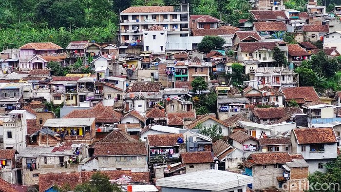 Potret apartemen mewah yang berlatarkan pemukiman kumuh di Kota Bandung, Jawa Barat mendadak viral di media sosial (medsos). Pemandangan ini bisa dilihat di atas Jembatan Sungai Cikapundung yang berada di Kelurahan Dago, Kecamatan Coblong.