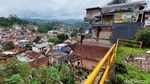Rumah Semi Permanen Padati Bantaran Sungai di Bandung