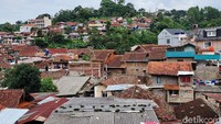 Permukiman padat dan kumuh itu berada di kawasan sekitar apartemen mewah di Kelurahan Dago, Kecamatan Coblong.