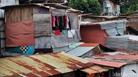 Banyak bangunan semi permanen yang berdiri di sepanjang aliran Sungai Cikapundung.