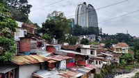 Potret apartemen mewah yang berlatarkan pemukiman kumuh di Kota Bandung, Jawa Barat mendadak viral di media sosial (medsos).