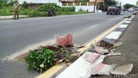 Pot yang rusak ditemukan mulai ruas simpang empat Karangwuni sampai Ngaran, Desa Mlese. Pot semen pecah bertumbangan ke badan jalan.