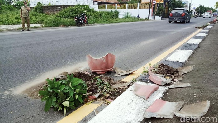 Puluhan pot bunga di Jalan Yogya-Solo, Klaten, Jawa Tengah, dirusak orang tak dikenal. Kini pot-pot itu mulai dibersihkan relawan bersama anggota Polsek dan Koramil.