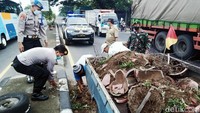 Relawan Kecamatan Ceper bersama anggota Polsek dan Koramil membersihkan lokasi. 