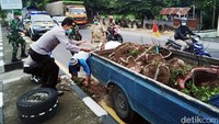 Pecahan pot diangkut dengan mobil pikap.