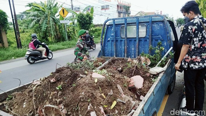 Puluhan Pot Bunga di Jalan Yogya-Solo di Klaten Dirusak Puluhan pot bunga di Jalan Yogya-Solo, Klaten, Jawa Tengah, dirusak orang tak dikenal. Kini pot-pot itu mulai dibersihkan relawan bersama anggota Polsek dan Koramil.