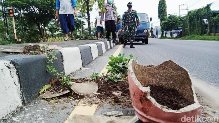 Puluhan pot bunga di Jalan Yogya-Solo, Klaten, Jawa Tengah, dirusak orang tak dikenal. Kini pot-pot itu mulai dibersihkan relawan bersama anggota Polsek dan Koramil.