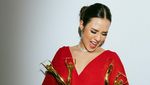 Momen Indah Raisa Peluk 4 Piala AMI Awards 2021