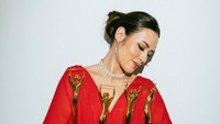 Raisa memeluk empat piala dari AMI Awards 2021. Foto: Instagram Raisa