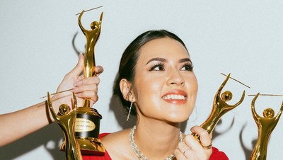 Momen Indah Raisa Peluk 4 Piala AMI Awards 2021