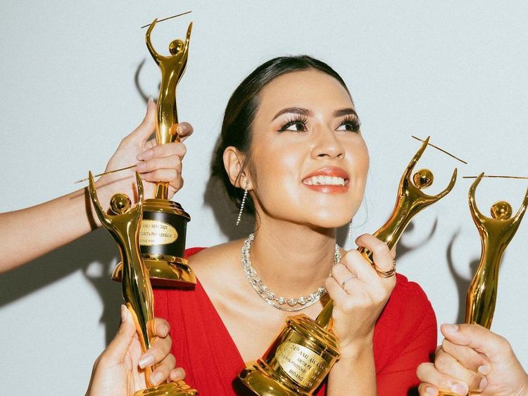 Momen Indah Raisa Peluk 4 Piala AMI Awards 2021