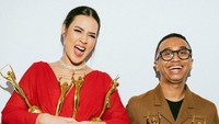 Raisa dan Manajernya, Boim, begitu bahagia mendapatkan piala dari AMI Awards 2021. Foto: Instagram Raisa