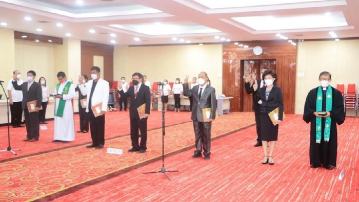 Rektor Unsrat Manado, Prof Ellen Kumaat saat melantik anggota senat universitas. (dok Istimewa)
