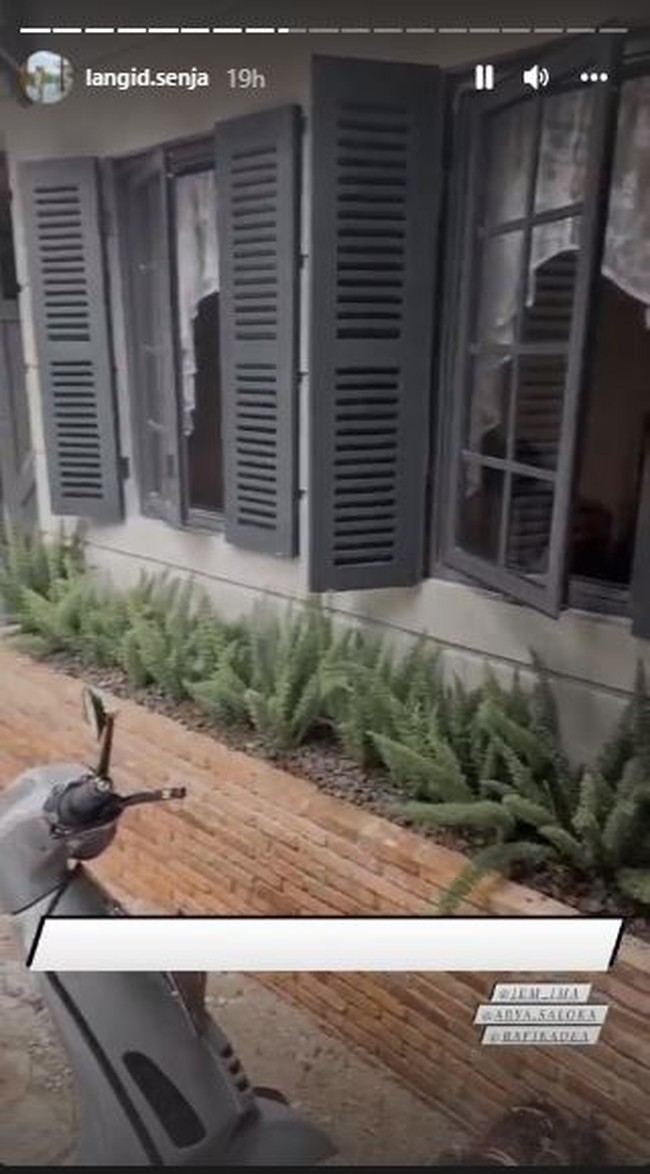 Nuansa rumah ala farmhouse juga terasa lewat bentuk kusen jendela. Untuk cat, Arya Saloka memilih warna abu-abu sehingga tetap memancarkan kesan modern. (Foto: Instagram/the_house_of_olive)