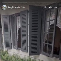 Nuansa rumah ala farmhouse juga terasa lewat bentuk kusen jendela. Untuk cat, Arya Saloka memilih warna abu-abu sehingga tetap memancarkan kesan modern. (Foto: Instagram/the_house_of_olive)