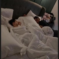 Ini penampakan kamar utama. Panel kayu berwarna hijau menjadi aksen yang mencuri perhatian di rumah ini. (Foto: Instagram/the_house_of_olive)