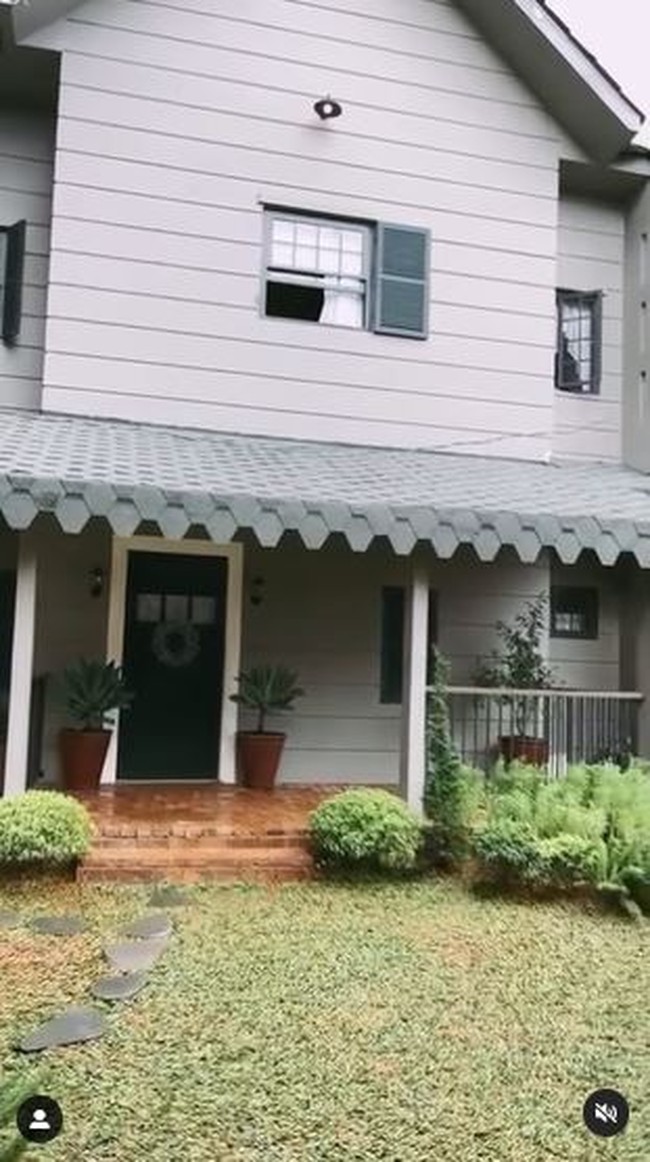 Inilah penampakan rumah Arya Saloka dan Putri Anne yang baru saja direnovasi. Tampak luar, rumah yang didominasi cat abu-abu ini bergaya hunian di pedesaan Amerika Serikat. (Foto: Instagram/the_house_of_olive)