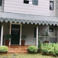 Inilah penampakan rumah Arya Saloka dan Putri Anne yang baru saja direnovasi. Tampak luar, rumah yang didominasi cat abu-abu ini bergaya hunian di pedesaan Amerika Serikat. (Foto: Instagram/the_house_of_olive)