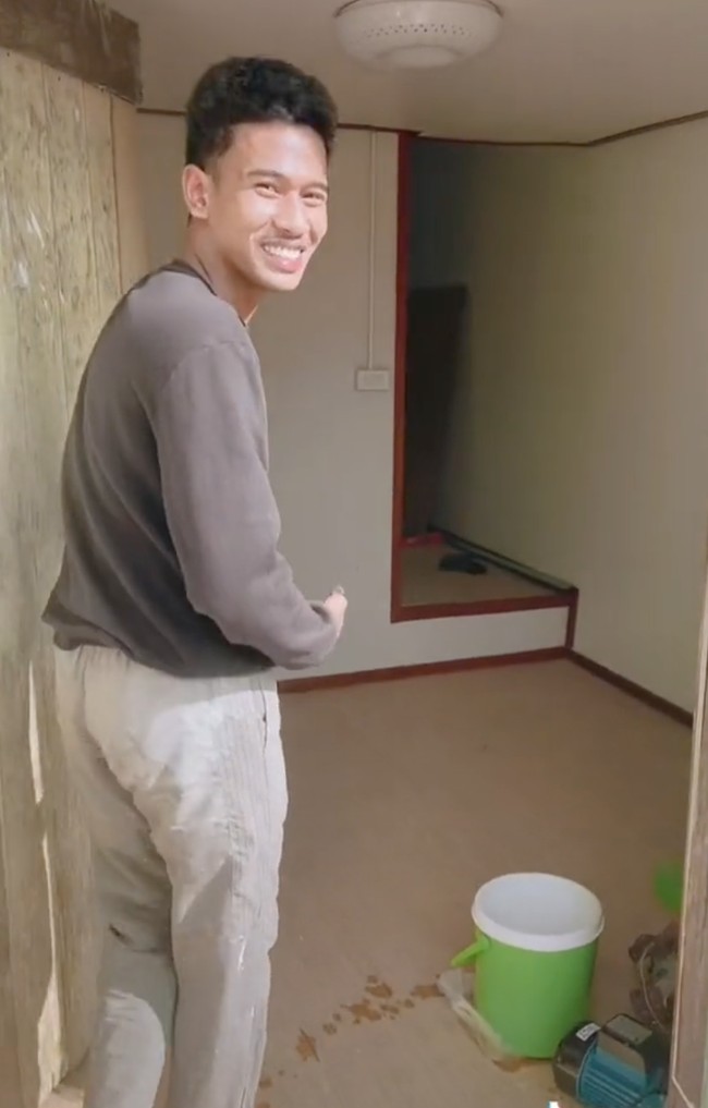 Jika dari luar rumah tersebut hanya terlihat terbuat dari kayu dan seng, bagian dalam rumah justru terlihat nyaman dengan dominasi warna coklat. Luar gubuk dalam hotel, komentar salah seorang netizen. ini konsep yg luar biasa..!! tambah netizen lain. Foto: TikTok/@peefuu