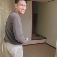 Jika dari luar rumah tersebut hanya terlihat terbuat dari kayu dan seng, bagian dalam rumah justru terlihat nyaman dengan dominasi warna coklat. Luar gubuk dalam hotel, komentar salah seorang netizen. ini konsep yg luar biasa..!! tambah netizen lain. Foto: TikTok/@peefuu