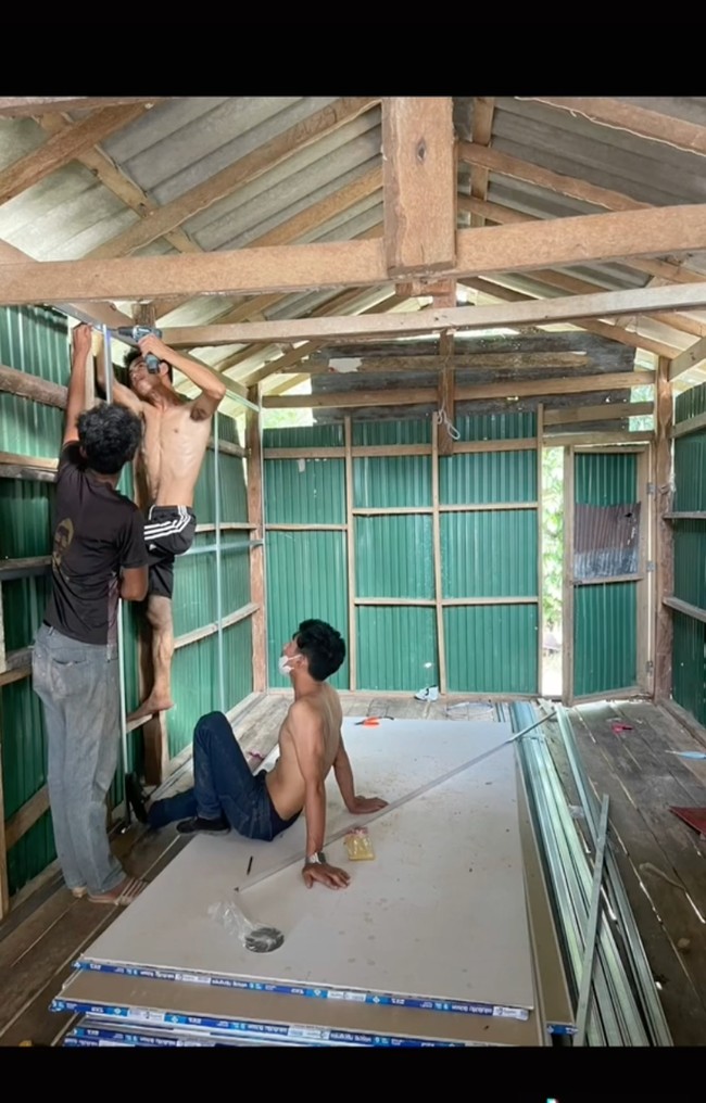 Dalam video singkat di TikTok, pemilik akun @peefu juga memperlihatkan beberapa foto proses pembuatan rumahnya. Pastinya rumah yang satu ini bisa dijadikan inspirasi bagi orang-orang yang menginginkan tampilan rumah sederhana namun tetap elegan dan nyaman di bagian dalamnya. Foto: TikTok/@peefuu