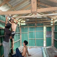 Dalam video singkat di TikTok, pemilik akun @peefu juga memperlihatkan beberapa foto proses pembuatan rumahnya. Pastinya rumah yang satu ini bisa dijadikan inspirasi bagi orang-orang yang menginginkan tampilan rumah sederhana namun tetap elegan dan nyaman di bagian dalamnya. Foto: TikTok/@peefuu