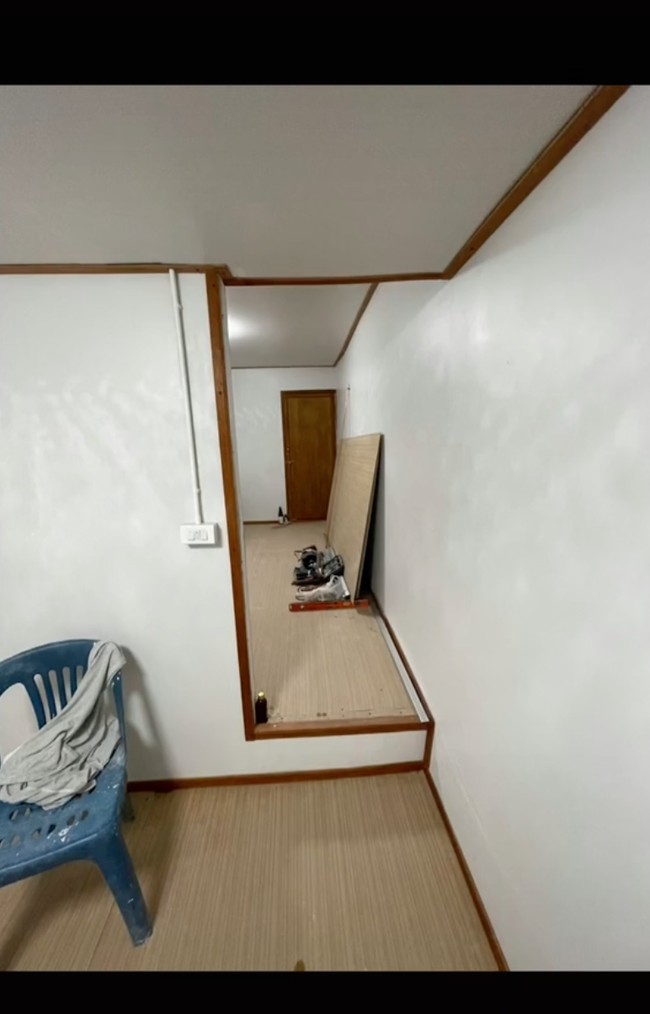 Bagian dindingnya terlihat bersih dengan cat warna putih. Untuk mempercantik ruangan, dinding tersebut diberi list berwarna coklat. Sedangkan untuk lantainya terlihat menggunakan vinyl kayu berwarna coklat muda. Foto: TikTok/@peefuu