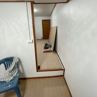 Bagian dindingnya terlihat bersih dengan cat warna putih. Untuk mempercantik ruangan, dinding tersebut diberi list berwarna coklat. Sedangkan untuk lantainya terlihat menggunakan vinyl kayu berwarna coklat muda. Foto: TikTok/@peefuu