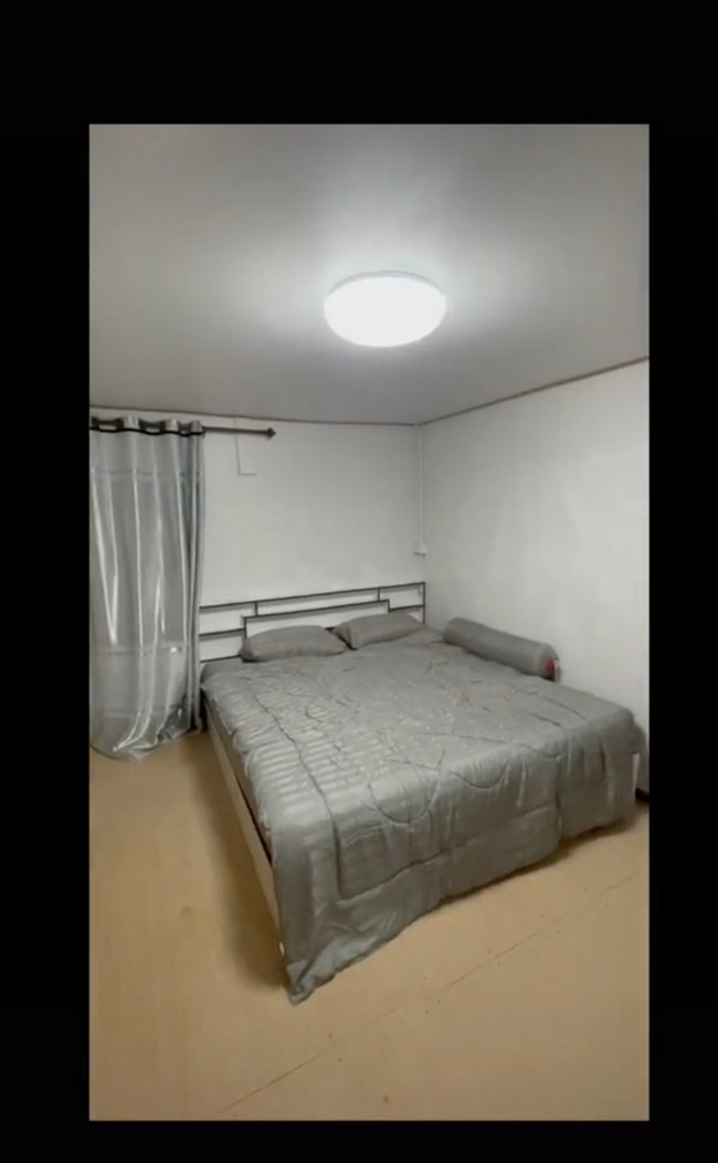 Bagian kamar tidurnya sendiri terlihat cukup luas dan nyaman. Kalau hanya melihat dari luarnya, kamu mungkin tidak akan menyangka bagian kamarnya seperti ini bukan? Foto: TikTok/@peefuu