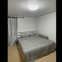 Bagian kamar tidurnya sendiri terlihat cukup luas dan nyaman. Kalau hanya melihat dari luarnya, kamu mungkin tidak akan menyangka bagian kamarnya seperti ini bukan? Foto: TikTok/@peefuu