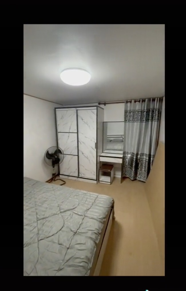 Kamar tidur juga dilengkapi dengan beberapa fasilitas yang cukup memadai. Seperti lemari pakaian, meja rias, kipas angin, dan pendingin ruangan atau ac. Foto: TikTok/@peefuu