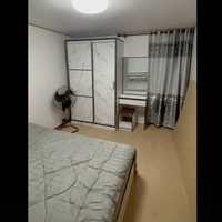 Kamar tidur juga dilengkapi dengan beberapa fasilitas yang cukup memadai. Seperti lemari pakaian, meja rias, kipas angin, dan pendingin ruangan atau ac. Foto: TikTok/@peefuu