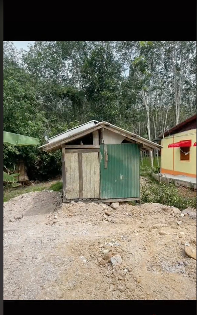 Penampakan sebuah rumah sempat menjadi viral di TikTok. Pasalnya rumah yang satu ini dari luarnya tampak usang dan seperti gubuk. Namun kamu tidak akan menyangka bahwa kondisi di dalam rumah ternyata cukup nyaman. Foto: TikTok/@peefuu