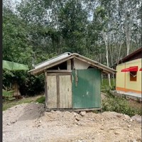 Penampakan sebuah rumah sempat menjadi viral di TikTok. Pasalnya rumah yang satu ini dari luarnya tampak usang dan seperti gubuk. Namun kamu tidak akan menyangka bahwa kondisi di dalam rumah ternyata cukup nyaman. Foto: TikTok/@peefuu