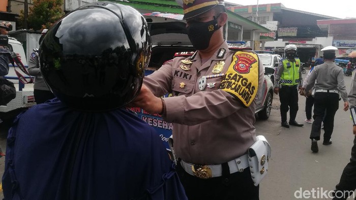 Satlantas Polres Sumedang bagi-bagi helm gratis dalam rangka Operasi Zebra Lodaya 2021