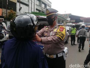 Operasi Zebra Lodaya, Ibu Pemotor di Sumedang Dapat Helm Gratis