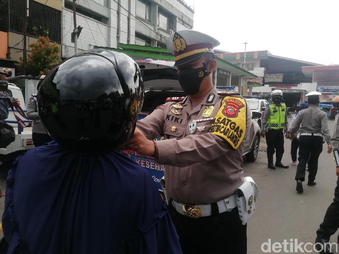 Satlantas Polres Sumedang bagi-bagi helm gratis dalam rangka Operasi Zebra Lodaya 2021