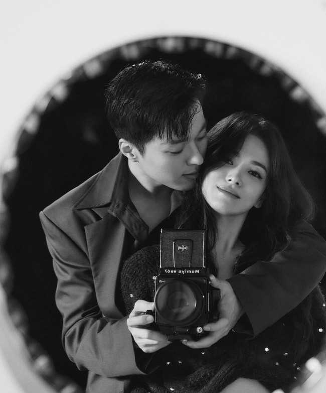 Terbaru, Song Hye Kyo dipasangkan dengan Jang Ki Yong dalam drama Korea Now We Are Breaking Up. Pasangan yang terpaut 11 tahun mengagetkan penonton karena ditampilkan beradegan ranjang dalam episode pertama. Foto: dok Instagram kyo1122