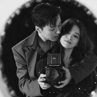 Terbaru, Song Hye Kyo dipasangkan dengan Jang Ki Yong dalam drama Korea Now We Are Breaking Up. Pasangan yang terpaut 11 tahun mengagetkan penonton karena ditampilkan beradegan ranjang dalam episode pertama. Foto: dok Instagram kyo1122