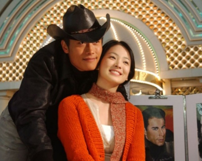 Lee Byung Hun menjadi aktor pertama yang diakui sebagai kekasih Song Hye Kyo di hadapan publik. Pasangan yang terpaut 12 tahun itu terlibat cinta lokasi setelah dipasangkan dalam drama Korea All In. Foto: dok SBS