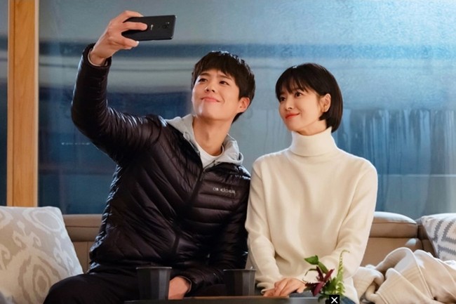 Pasangan drama Korea Encounter ini pun tak kalah gemas. Song Hye Kyo dikisahkan sebagai CEO hotel, sementara Park Bo Gum dikisahkan sebagai karyawannya. Keduanya terlihat serasi meski terpaut 12 tahun. Foto: dok tvN