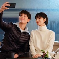 Pasangan drama Korea Encounter ini pun tak kalah gemas. Song Hye Kyo dikisahkan sebagai CEO hotel, sementara Park Bo Gum dikisahkan sebagai karyawannya. Keduanya terlihat serasi meski terpaut 12 tahun. Foto: dok tvN