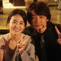 Song Hye Kyo dan Rain punya love hate relationship yang membuat penonton drama Korea Full House baper. Tak sedikit yang mengira keduanya benar-benar pacaran. Foto: dok KBS