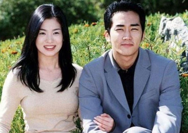 Song Hye Kyo dikisahkan sebagai adik angkat sekaligus crush Song Seung Heon dalam drama Korea Autumn in My Heart. Dalam sebuah wawancara, sang aktor menilai Song Hye Kyo mendekati tipe idealnya karena punya imej innocent dan cute secara bersamaan. Foto: dok KBS