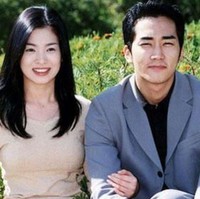 Song Hye Kyo dikisahkan sebagai adik angkat sekaligus crush Song Seung Heon dalam drama Korea Autumn in My Heart. Dalam sebuah wawancara, sang aktor menilai Song Hye Kyo mendekati tipe idealnya karena punya imej innocent dan cute secara bersamaan. Foto: dok KBS